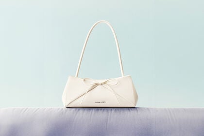 크림 헤이즐 보우 패널 숄더백 - CHARLES & KEITH