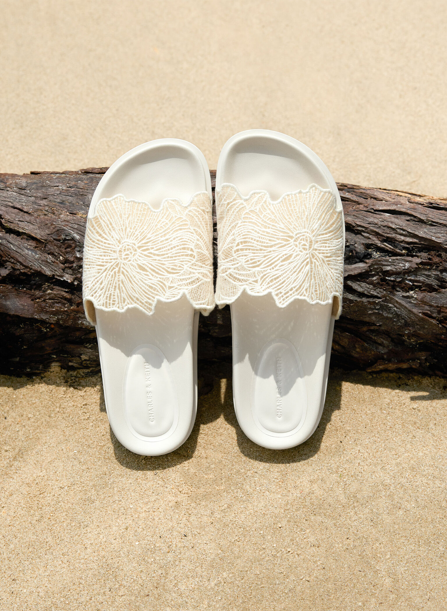 Sandálias deslizantes florais em crochê, White, hi-res