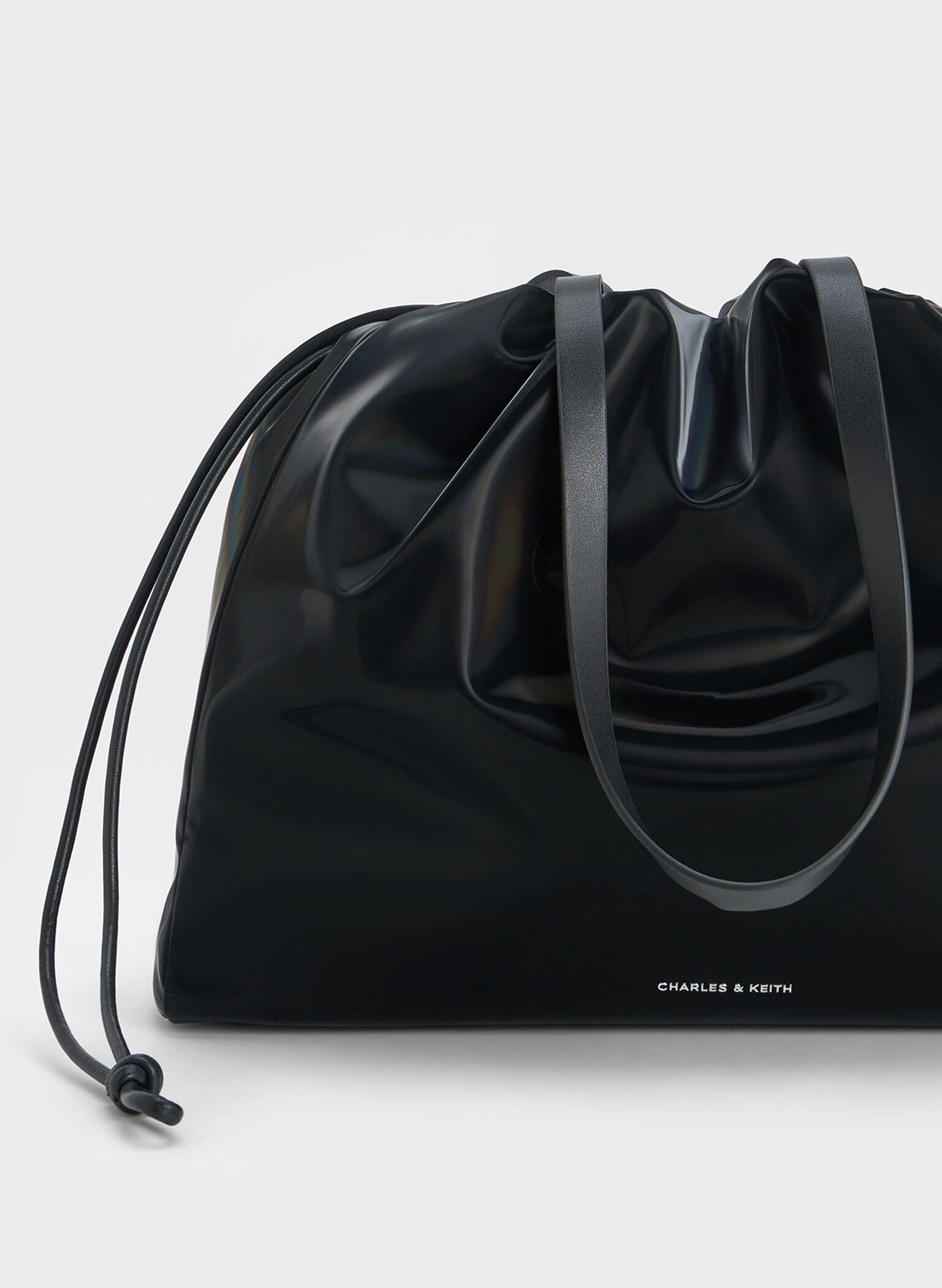 Bolso tote Bethel efecto arrugado brillante con cordón, negro azabache, hi-res