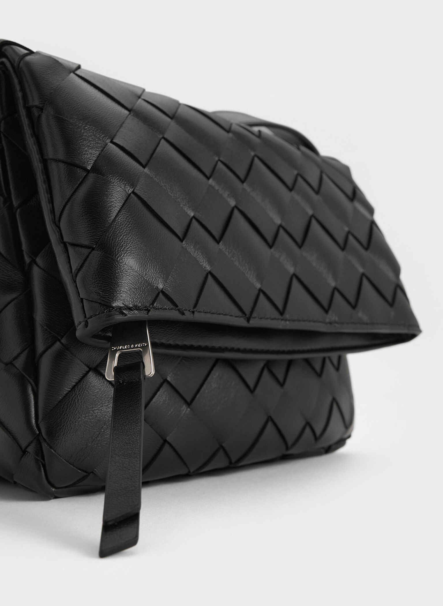 Bolso entrelazado tipo bandolera con solapa delante Ivette, Noir, hi-res