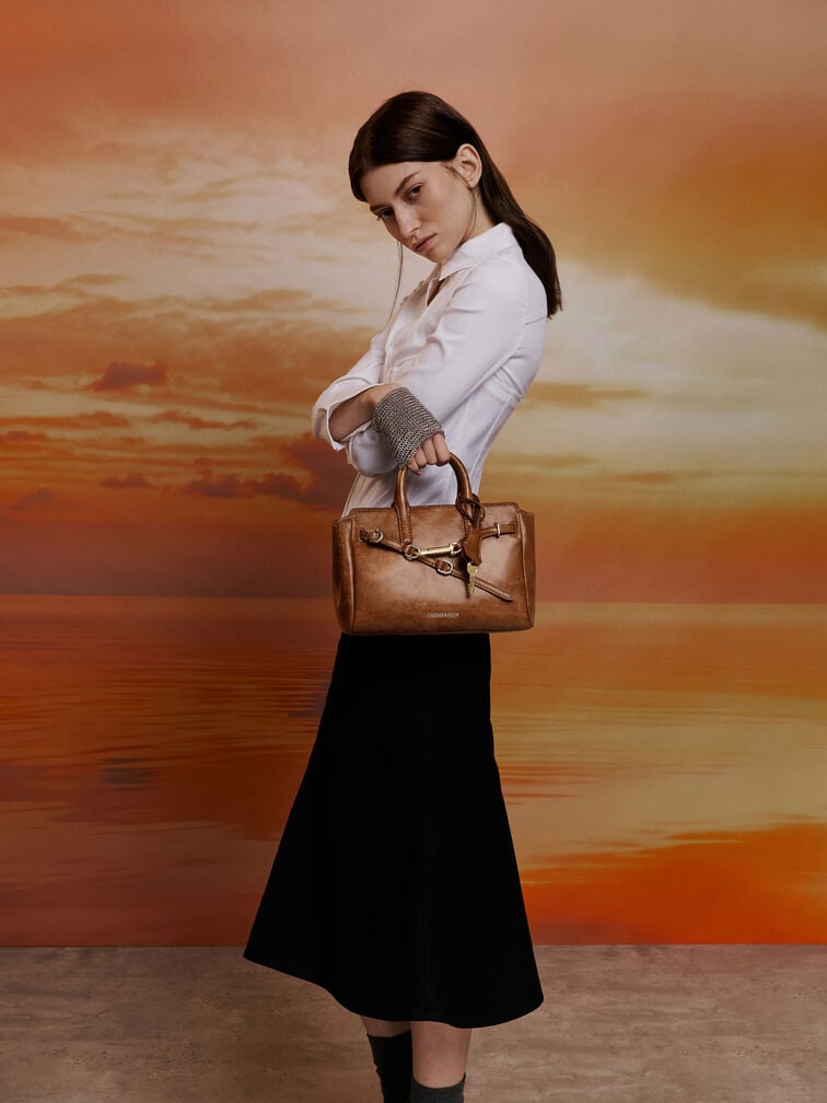 Bolso tote peque&ntilde;o Delfina con cintur&oacute;n, Distressed Tan, hi-res