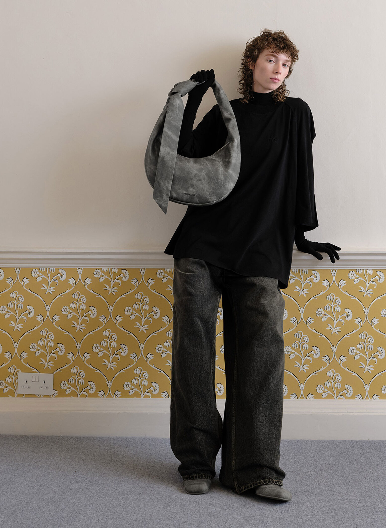 Bolso hobo curvo Toni de denim con detalles de nudos, Gris oscuro, hi-res