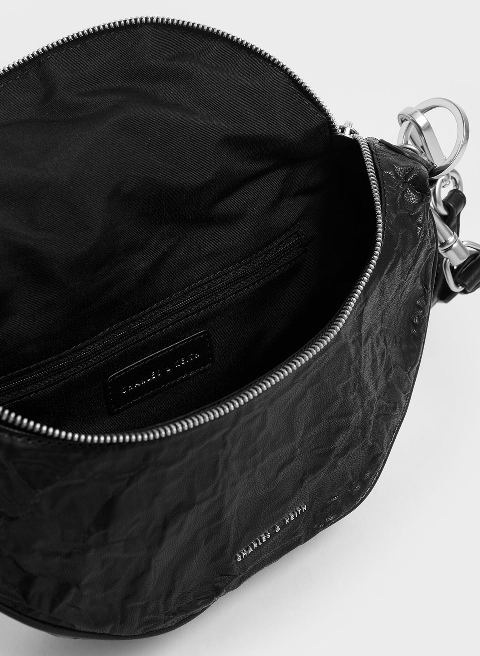 Bolso Bandolera Semicírculo Efecto Arrugado, Negro, hi-res