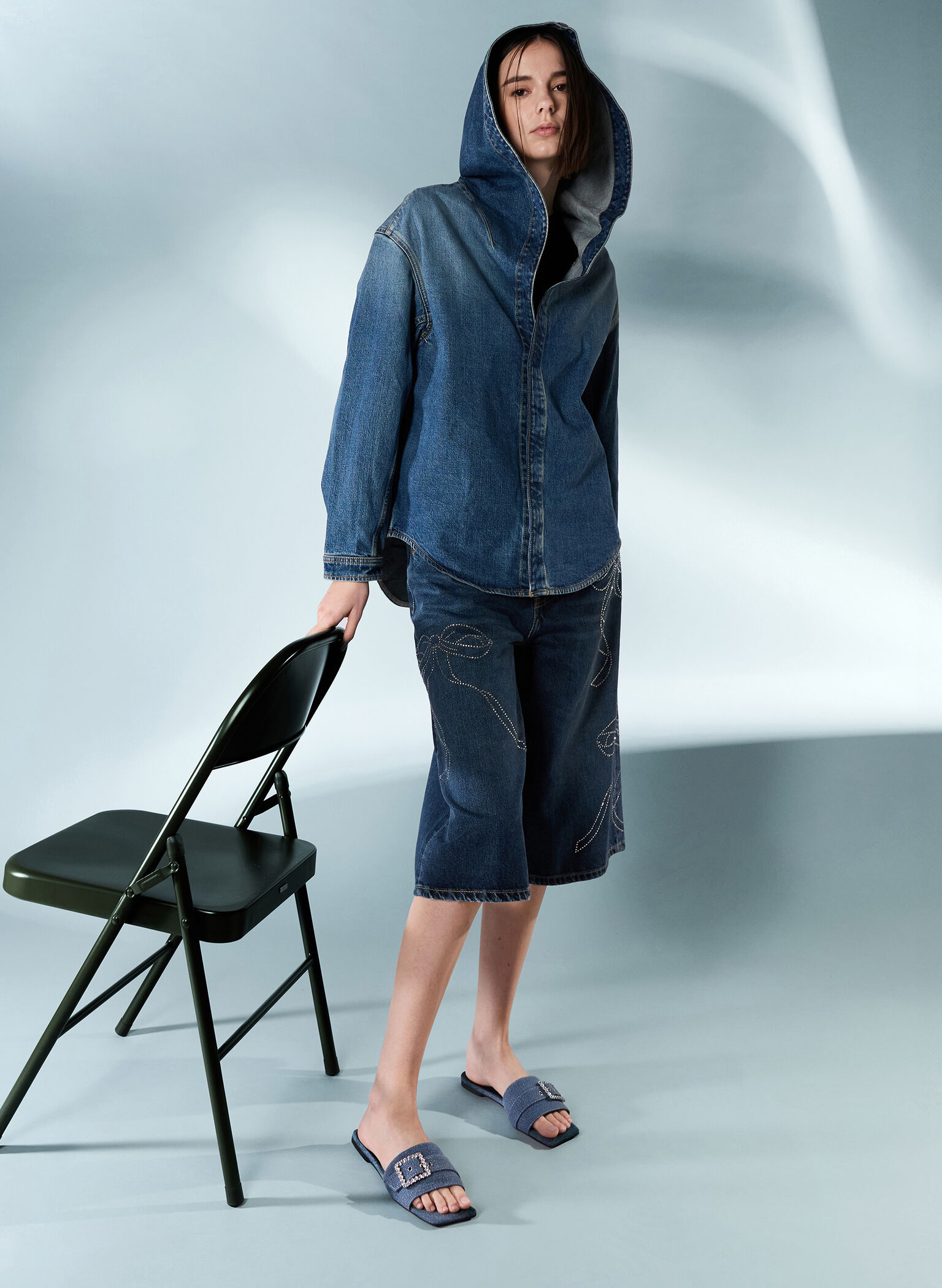 Sandalias denim de puntera cuadrada con hebilla adornada con gemas, Azul mezclilla, hi-res