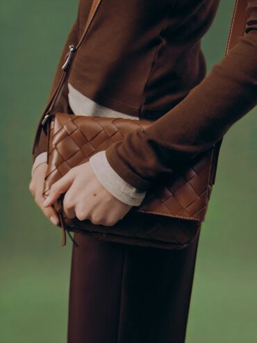 Bolso entrelazado tipo bandolera con solapa delante Ivette, Marrón chocolate, hi-res