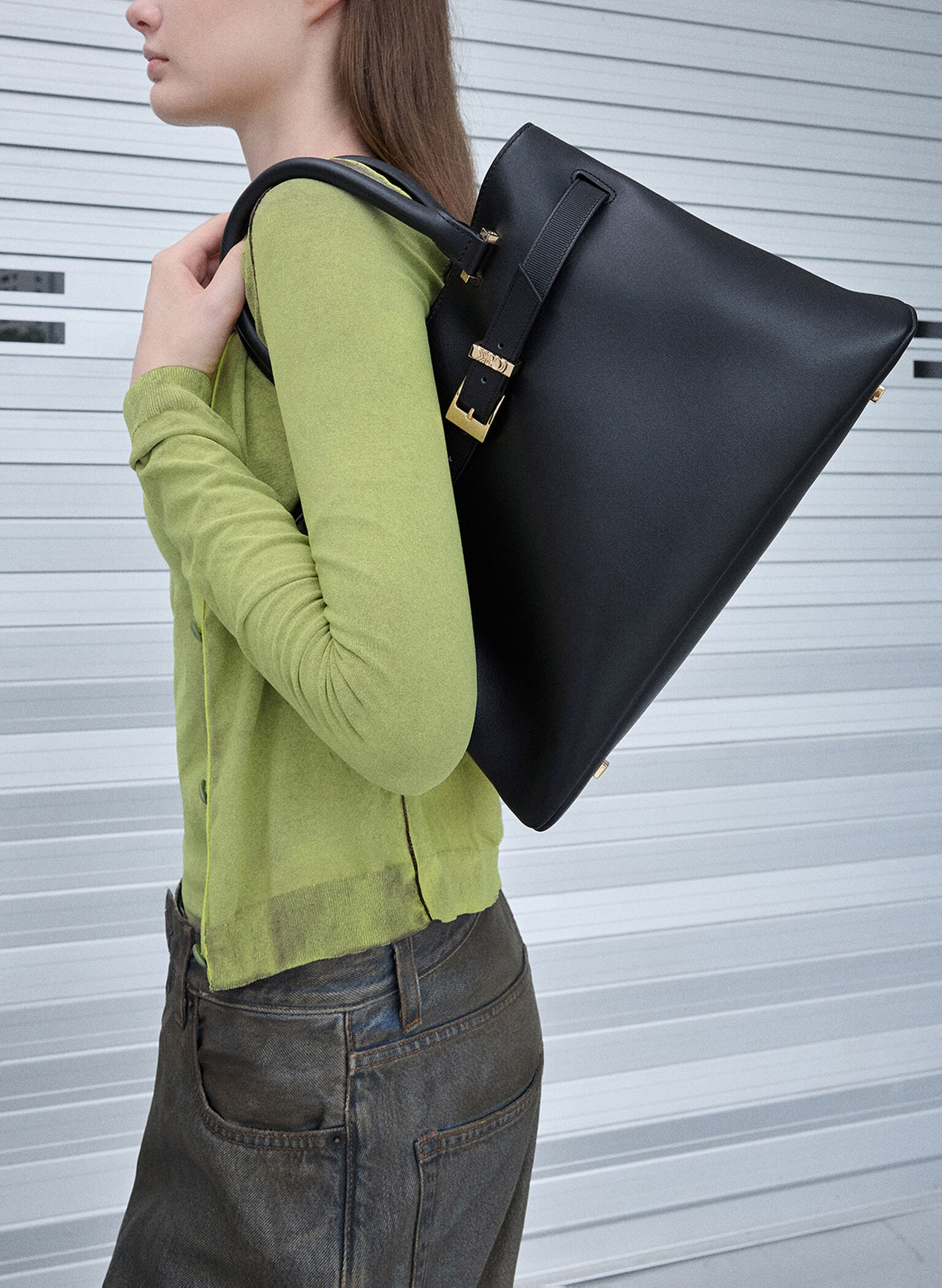 Bolso tote trapezoidal Voyager de cuero, Negro, hi-res