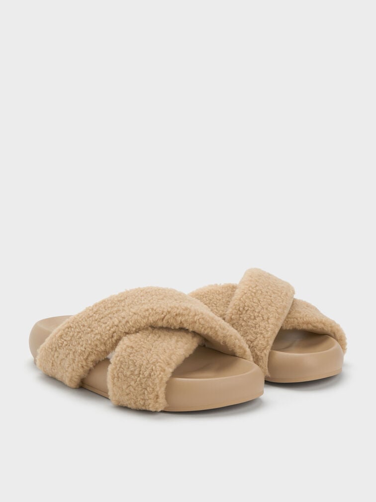 Sandalias tipoc chancla Lumi con tiras cruzadas en borregito sintético, Marrón, hi-res