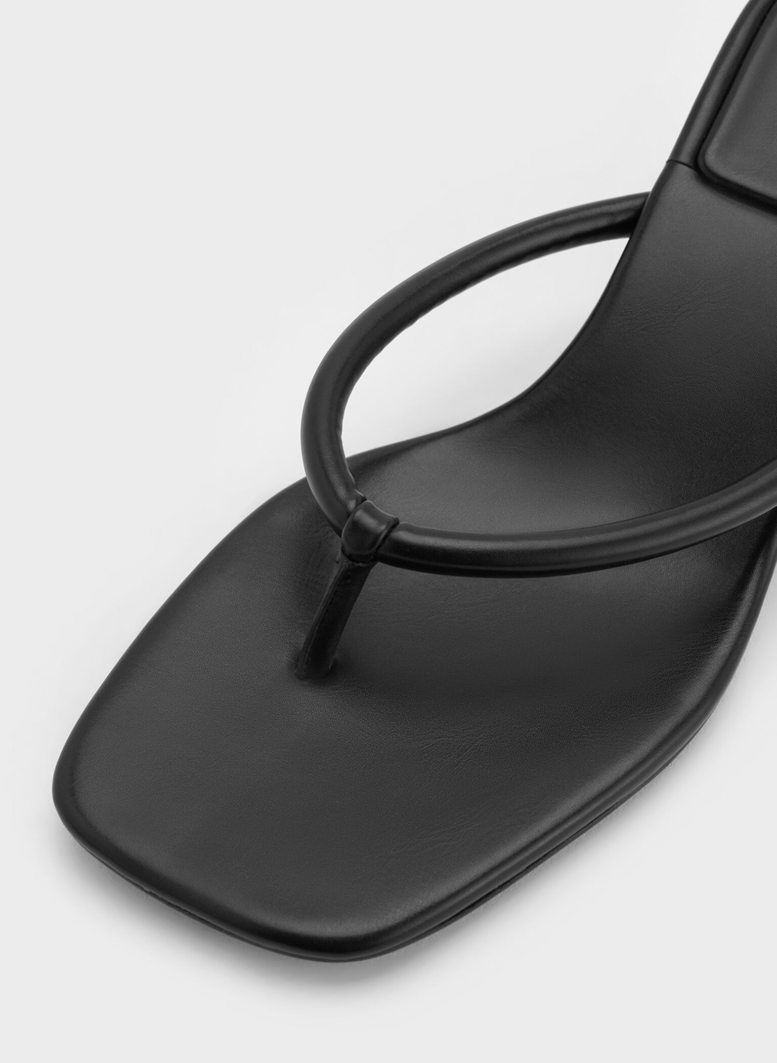 Sandalias de dedo con tacón kitten y punta cuadrada, Negro, hi-res