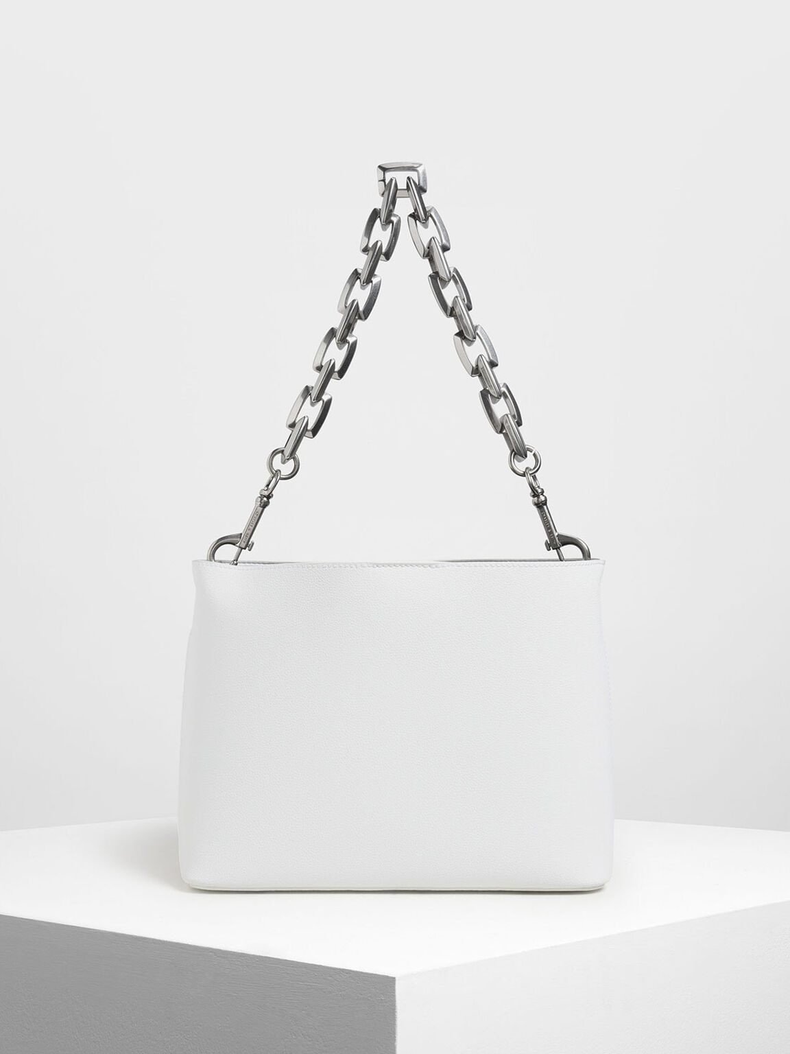 White Chunky Chain Handle Bucket Bag White Chunky Chain Handle Bucket Bag