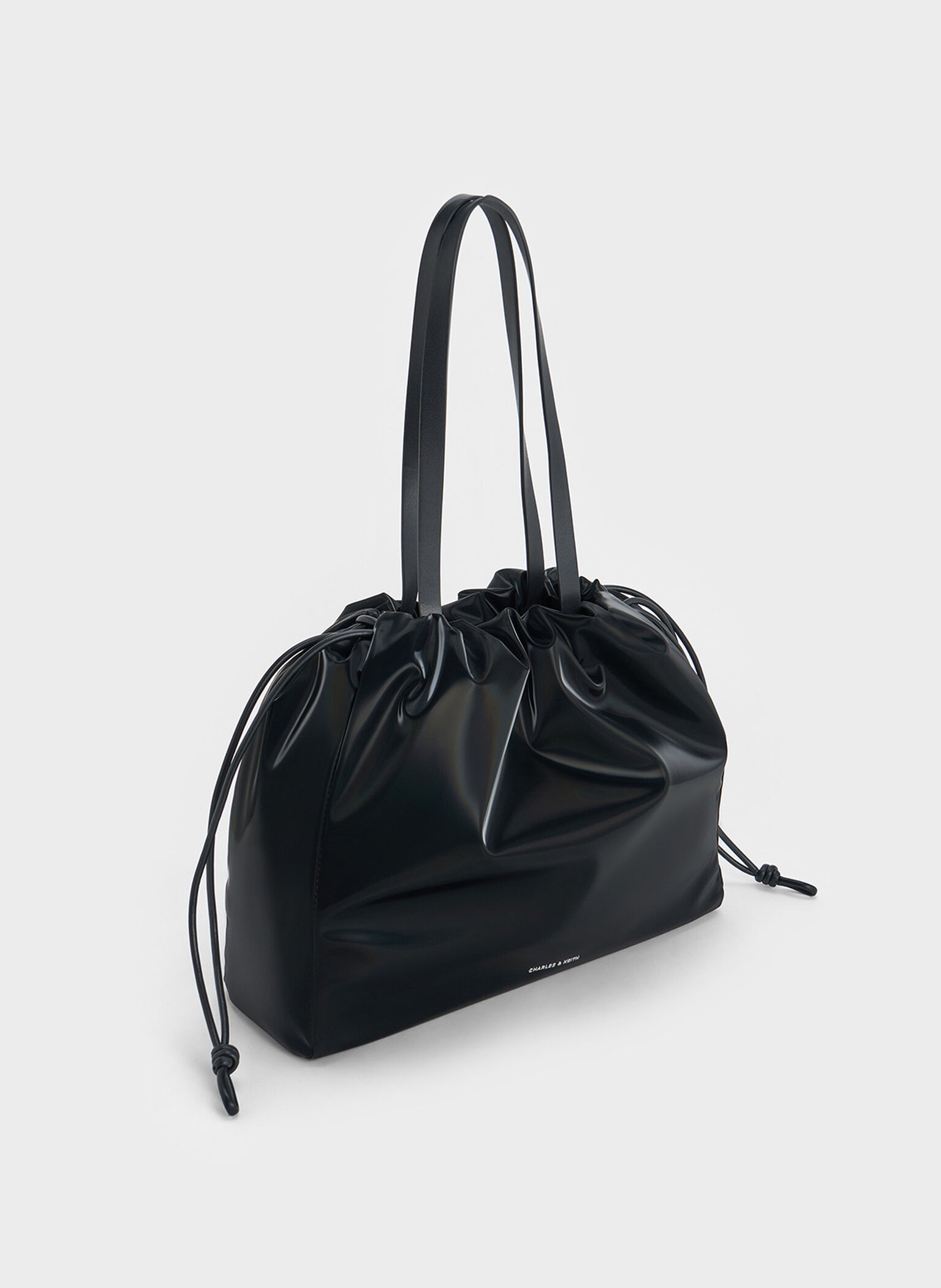 Bolso tote Bethel efecto arrugado brillante con cordón, negro azabache, hi-res