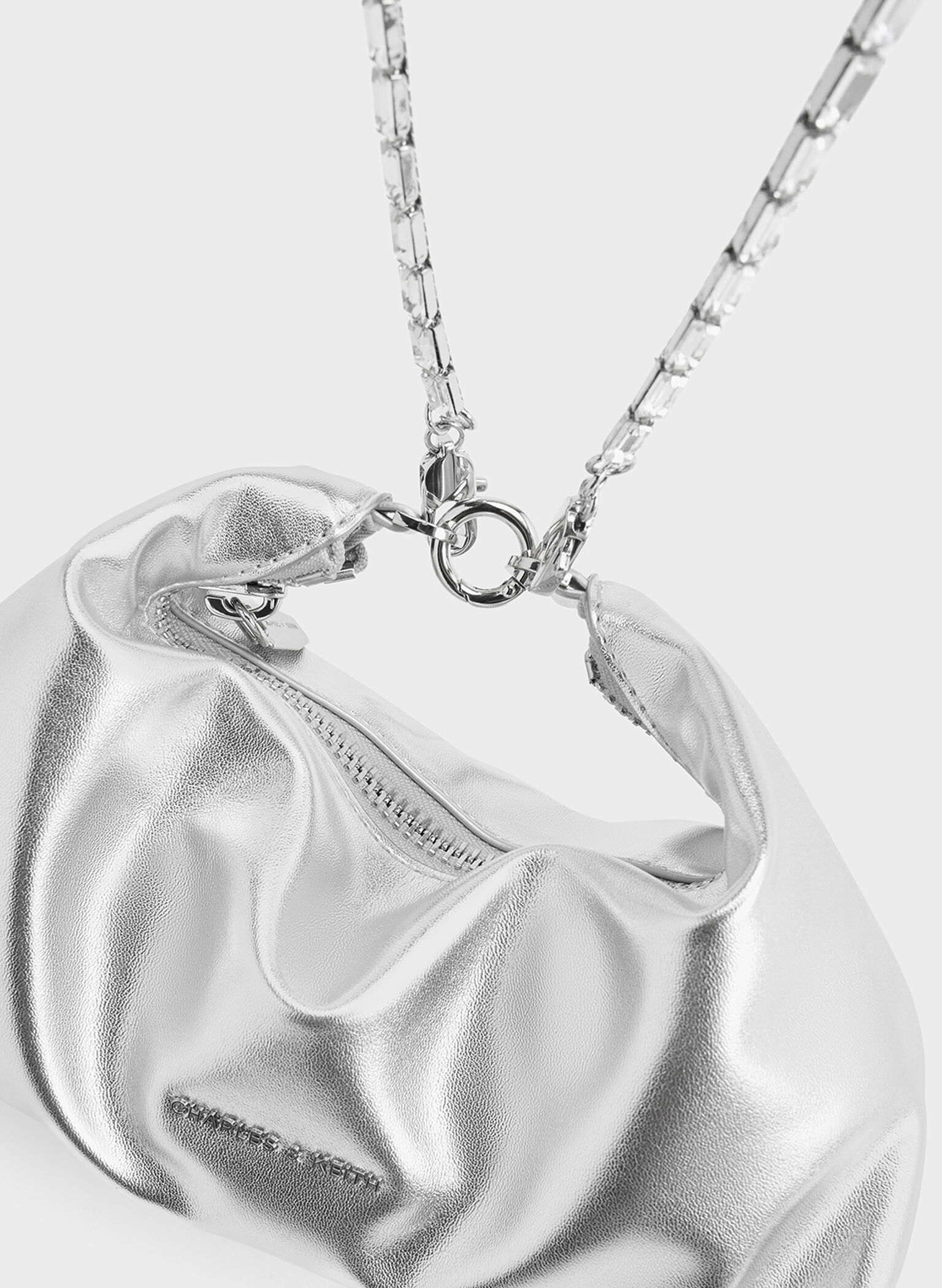 Bolso metalizado de dos asas con cadena y adornos de cristal, Atardecer plateado, hi-res