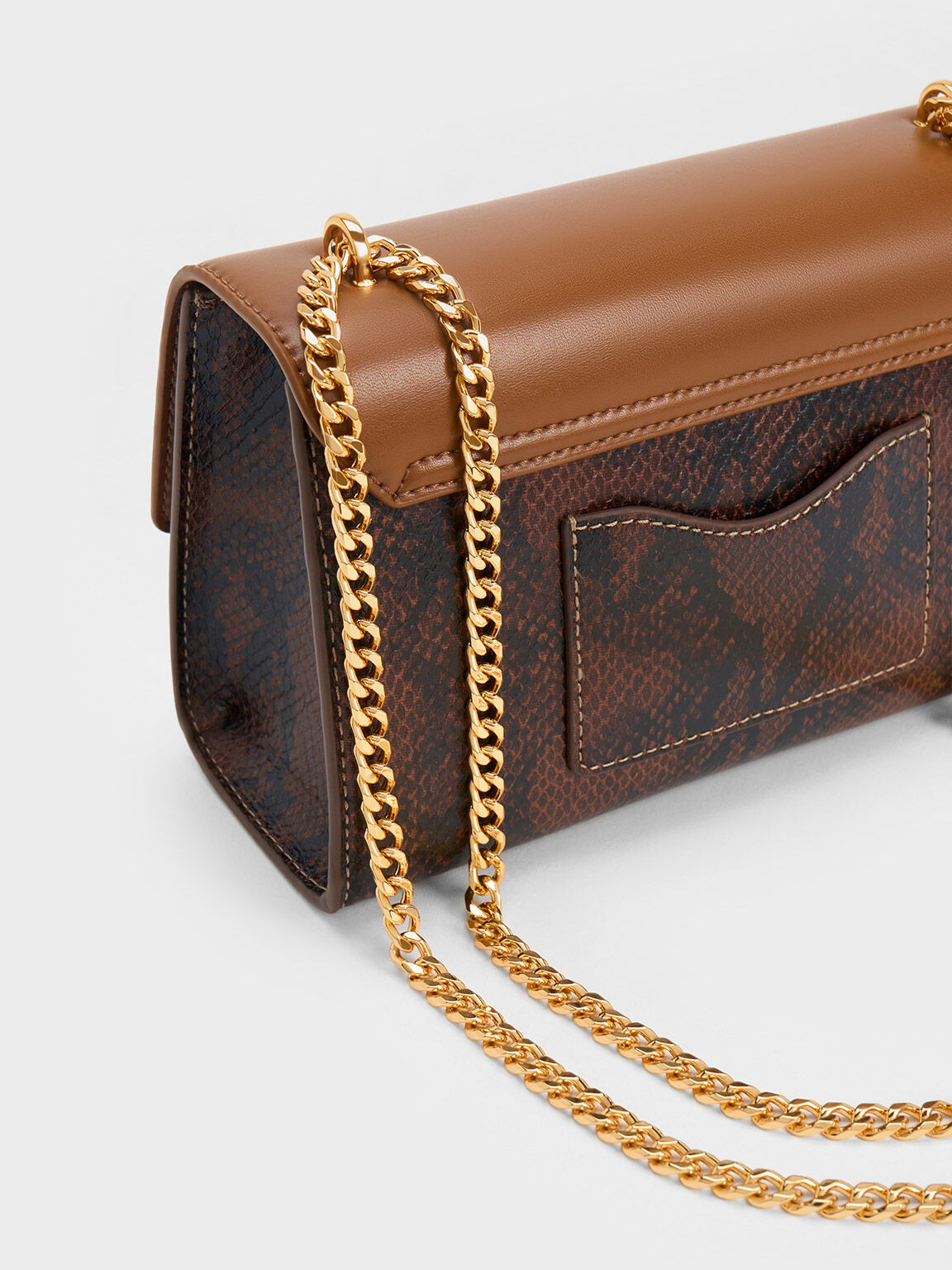 Bolso Clutch Estampado de Serpiente con Detalles Metálicos, Marrón chocolate, hi-res