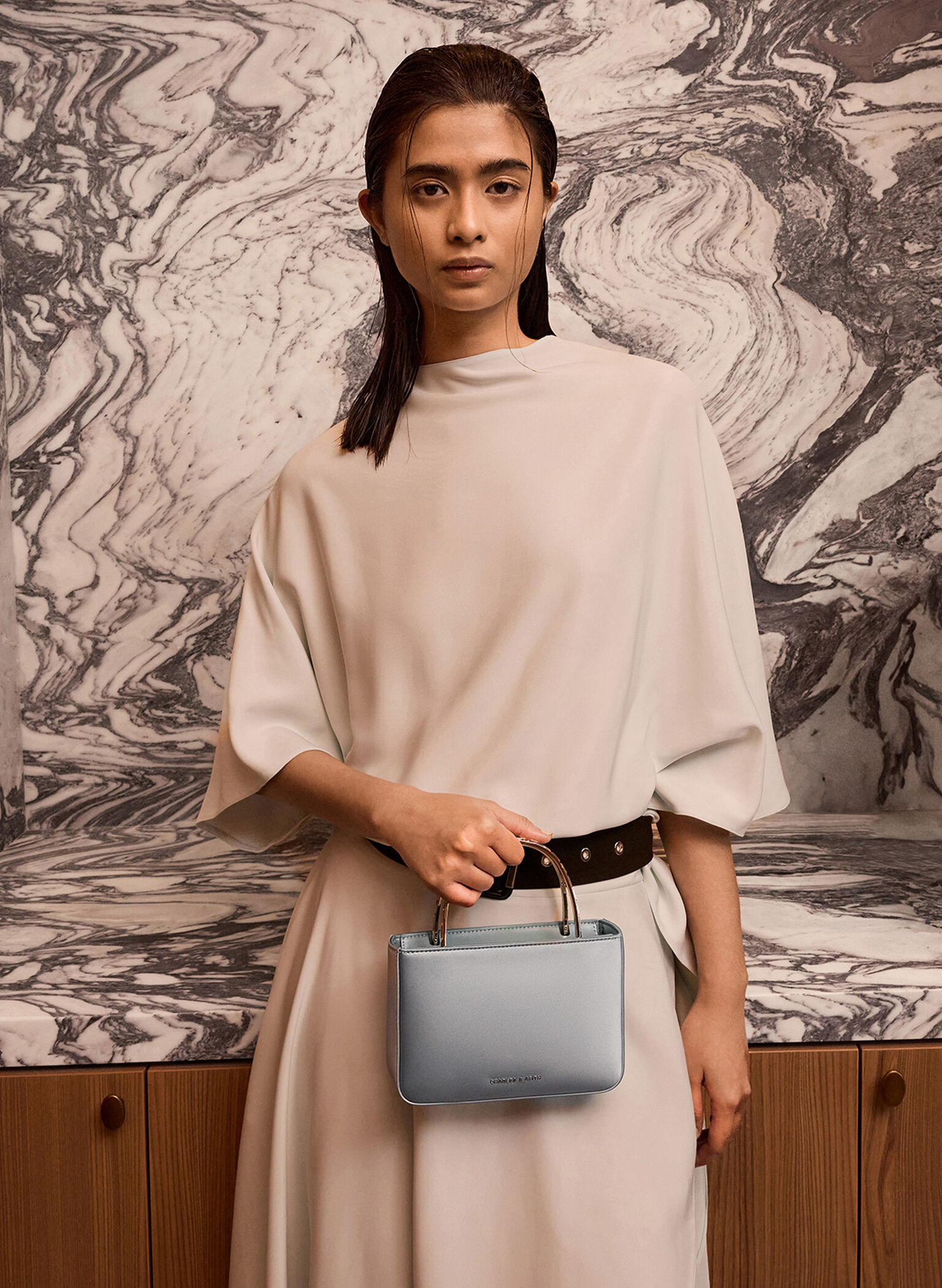Bolso de raso con asa superior con cadena y adornos de cristal, Azul celeste, hi-res