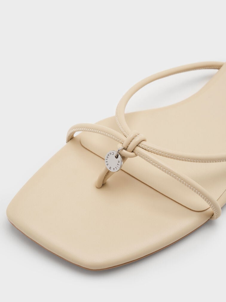 Sandalias de tiras con dijes metálicos, Beige, hi-res