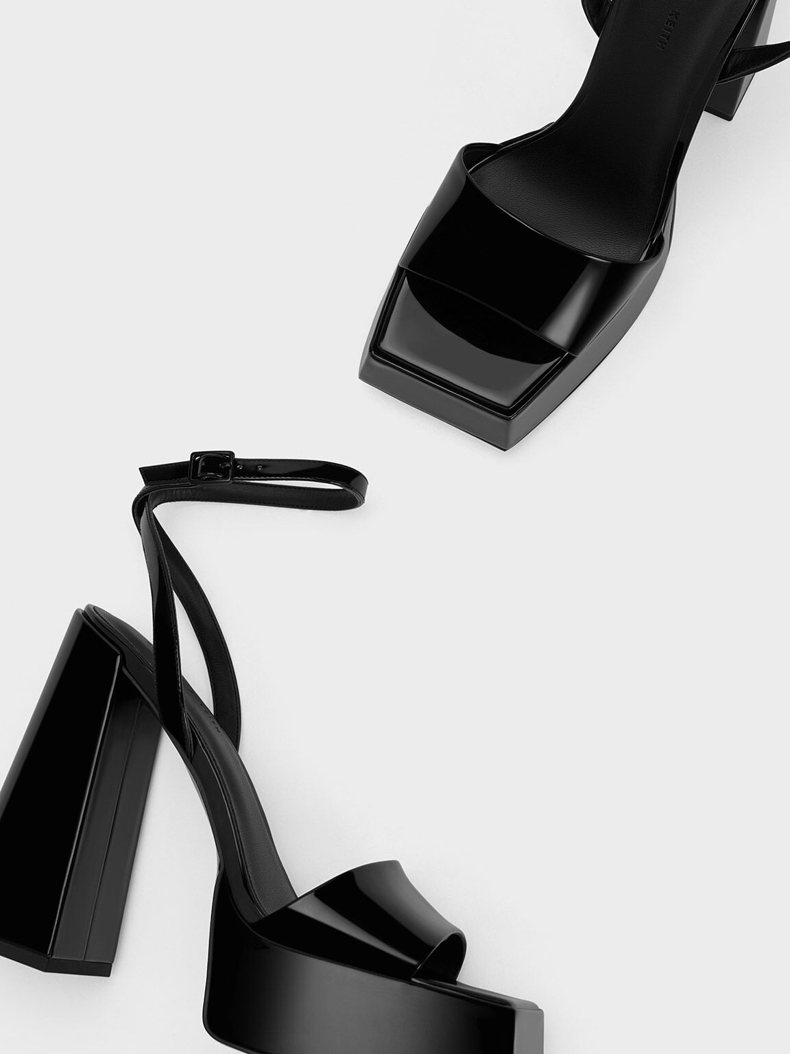 Sandalias de charol con plataforma Negro