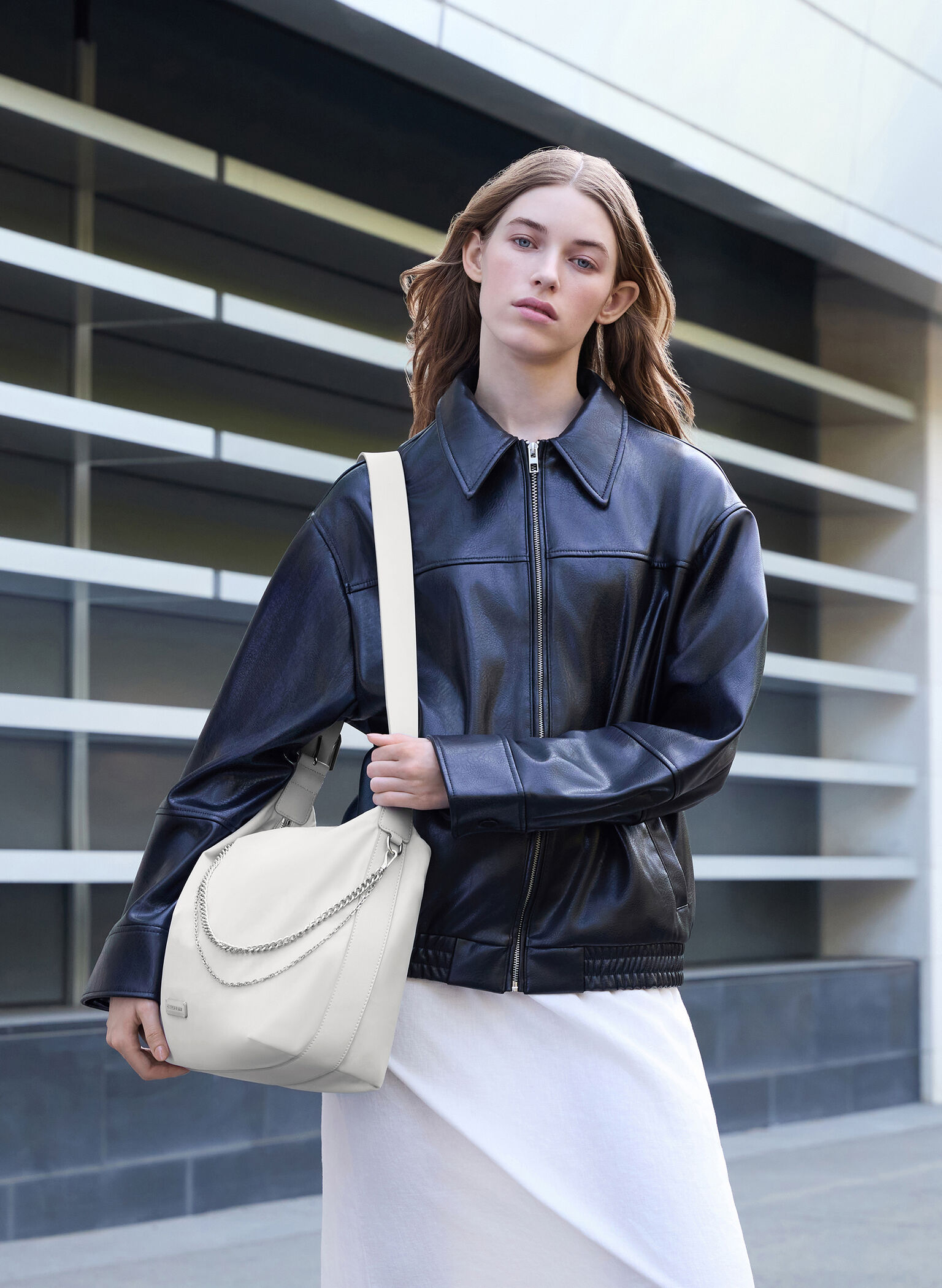 Bolsa de ombro desleixada com elo de corrente de nylon, Light Grey, hi-res