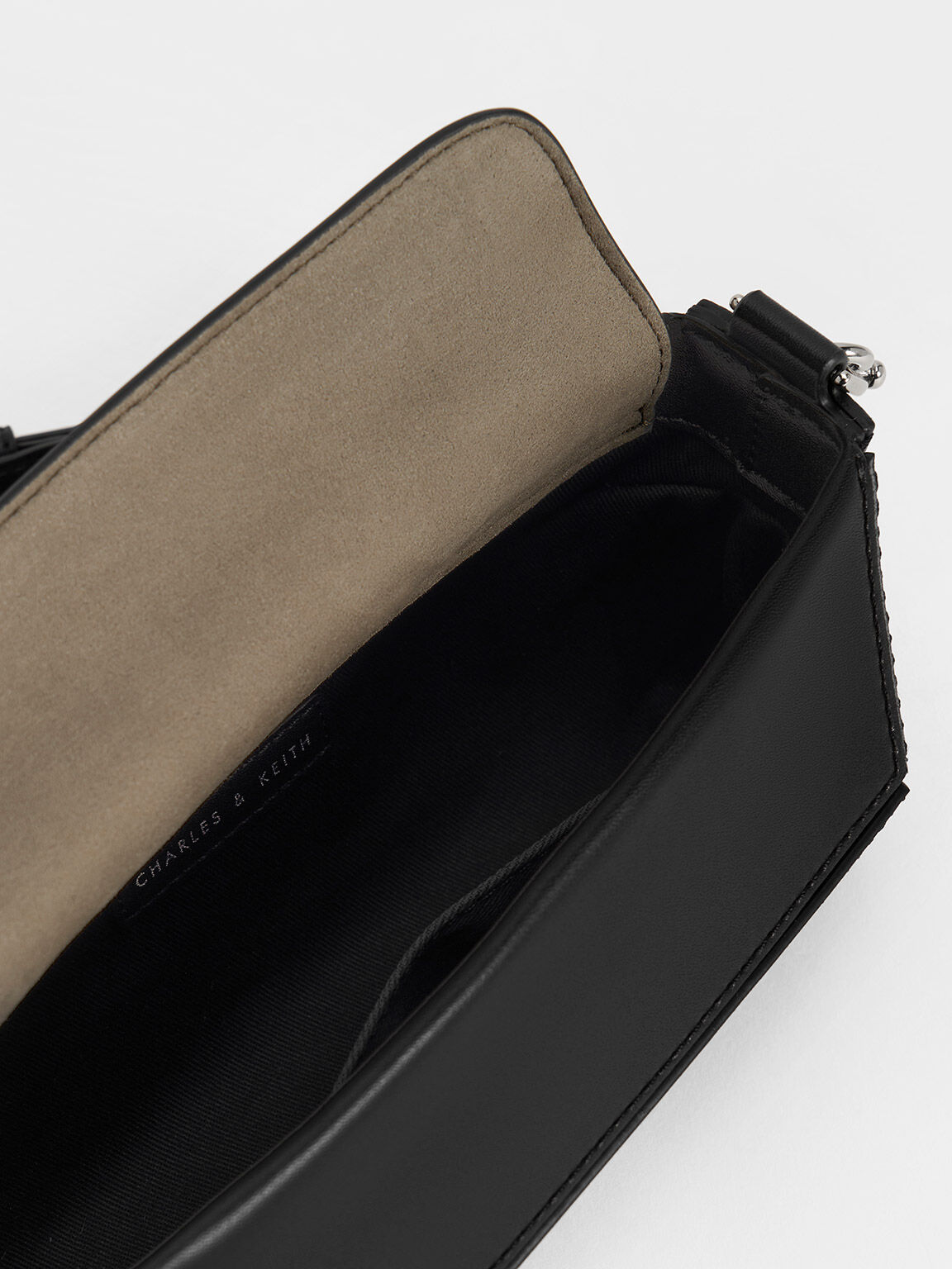 Chain handle geometric crossbody bag 2025