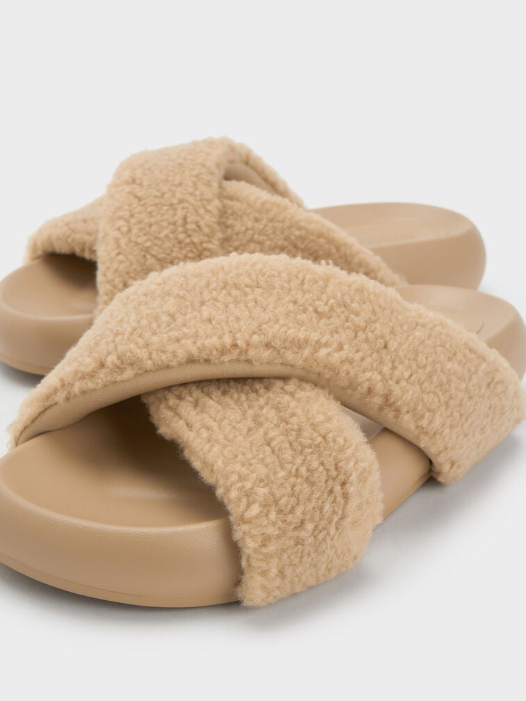 Sandalias tipoc chancla Lumi con tiras cruzadas en borregito sintético, Marrón, hi-res