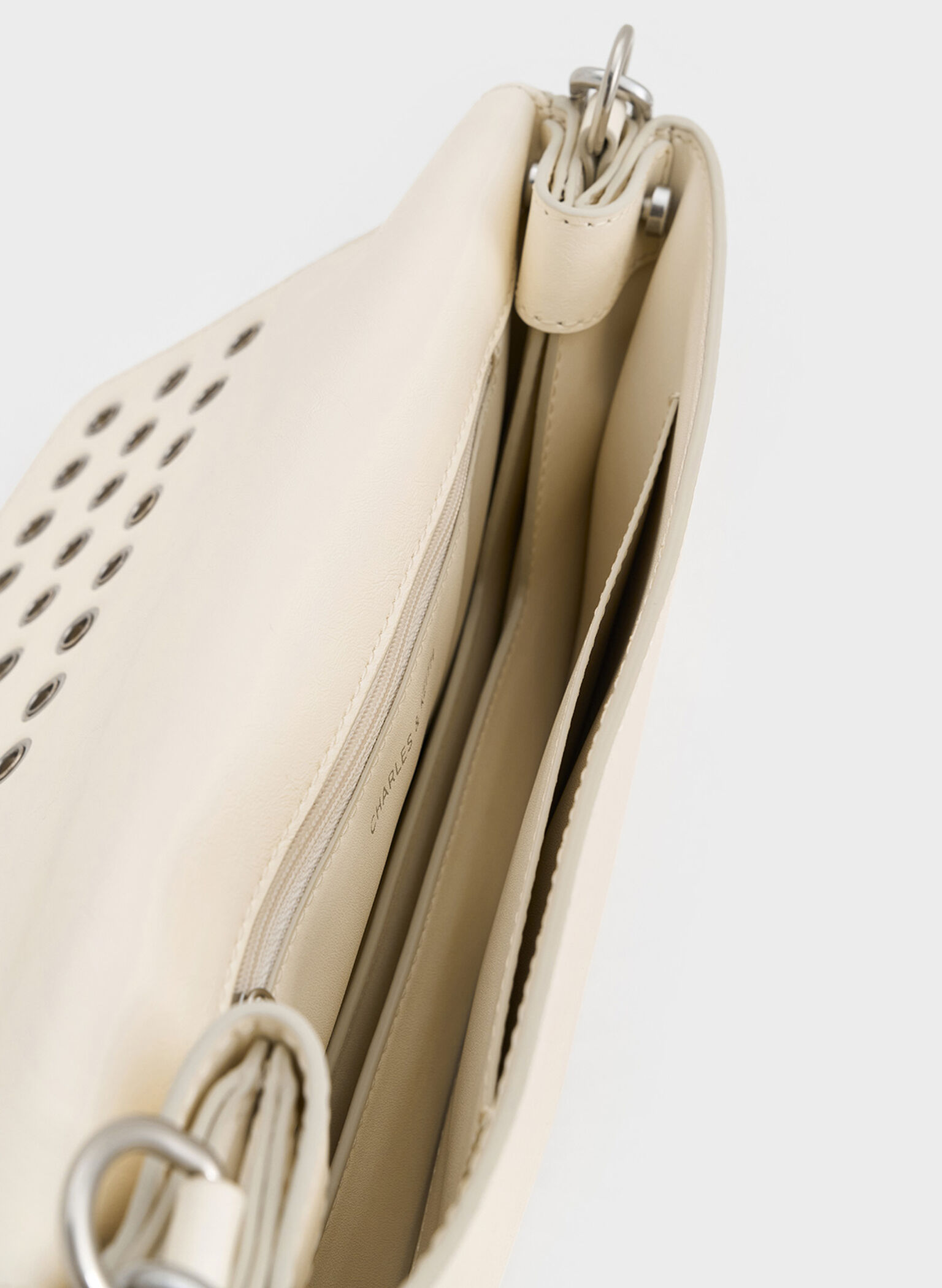 Bolso Liv con asa de cadena y ojales, Crema, hi-res