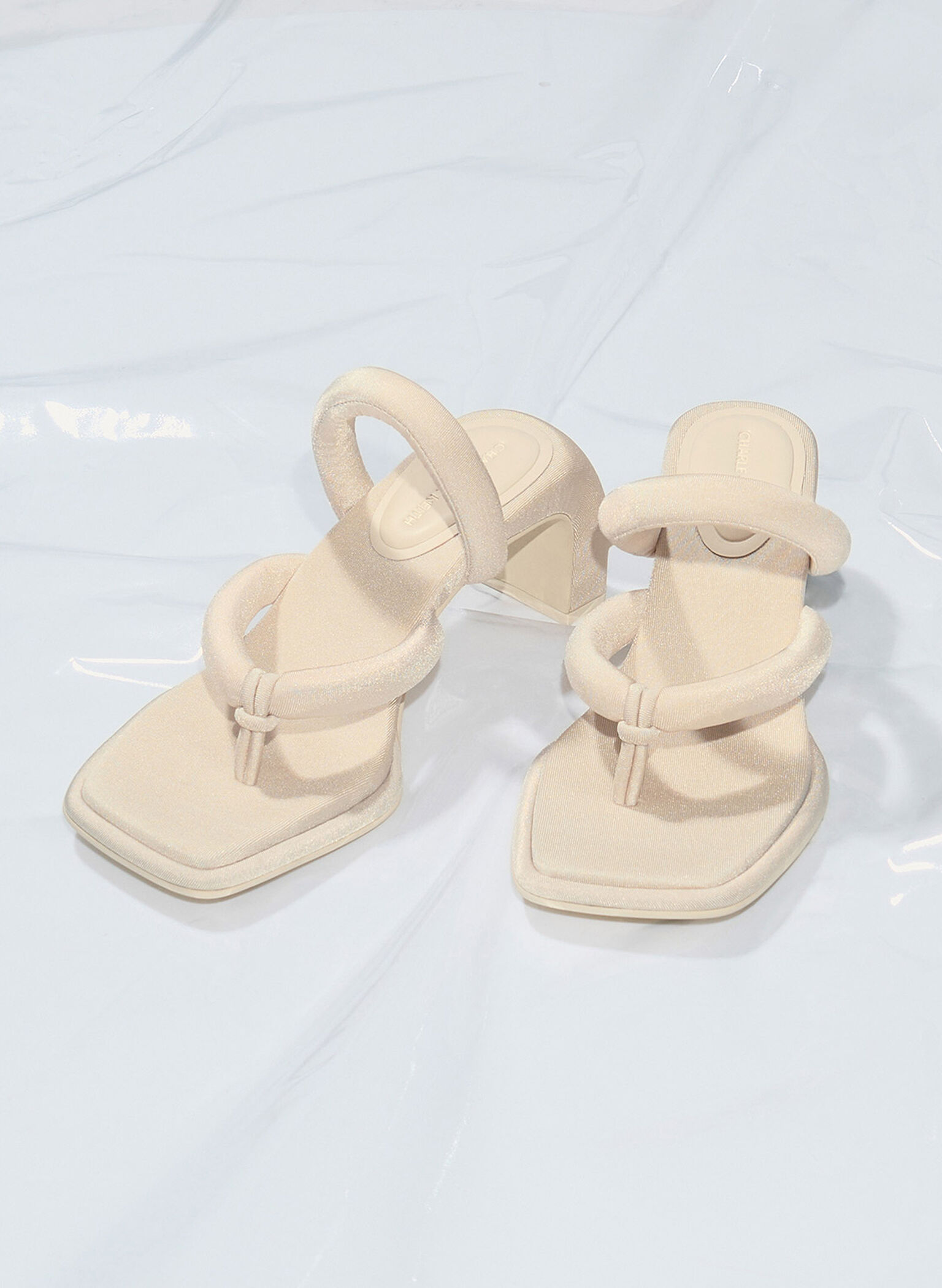 Sandalias Toni tipo chancla de tiras acolchadas, Blanco tiza, hi-res