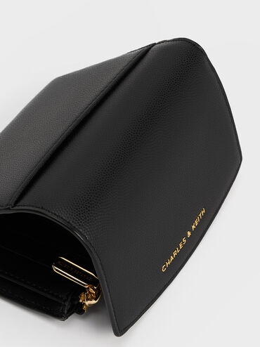 Cartera con solapa curvada, Negro, hi-res