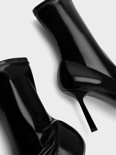 Botines de punta estrecha con tacón de aguja en charol con efecto arrugado, Charol negro, hi-res
