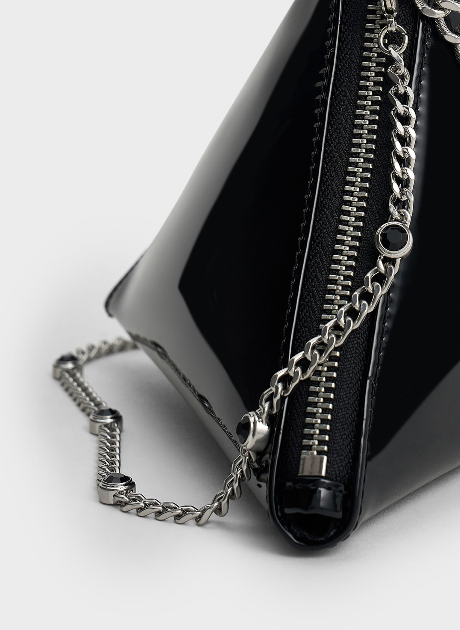 Bolso de mano triangular de charol con asa de cadena, Noir, hi-res