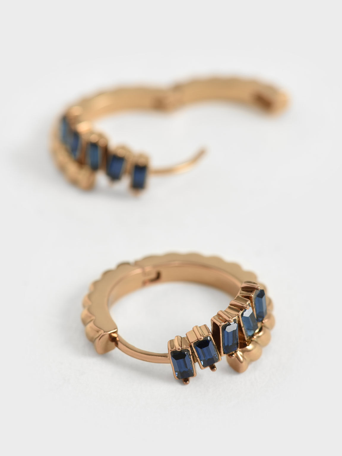 施華洛世奇®水晶圓圈耳環, 海軍藍, hi-res