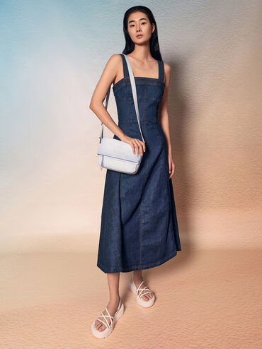 Bolso cruzado Ivette con solapa delantera en denim, Denim claro desgastado, hi-res
