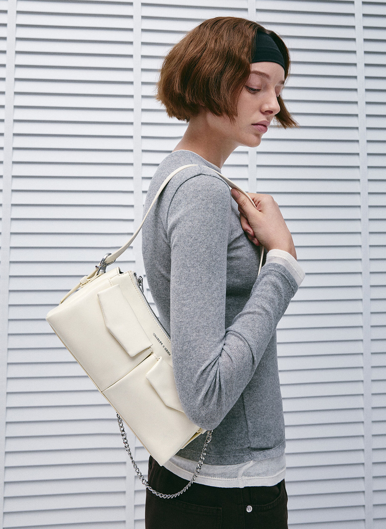 Bolso alargado Rachel con asa de cadena y bolsillo delantero, Crema, hi-res