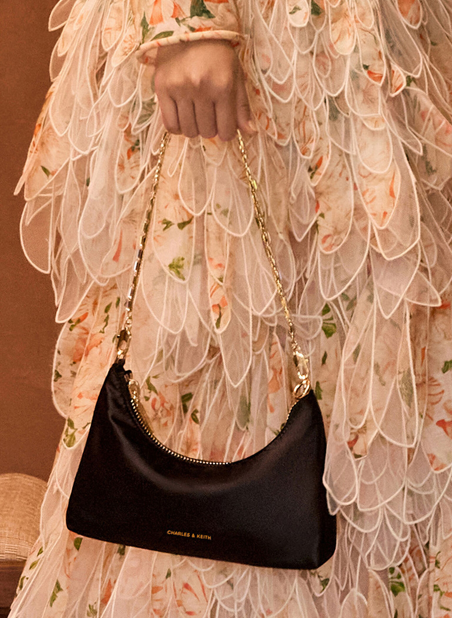 Bolso de raso de dos asas con cadena y adornos de cristal, Negro, hi-res