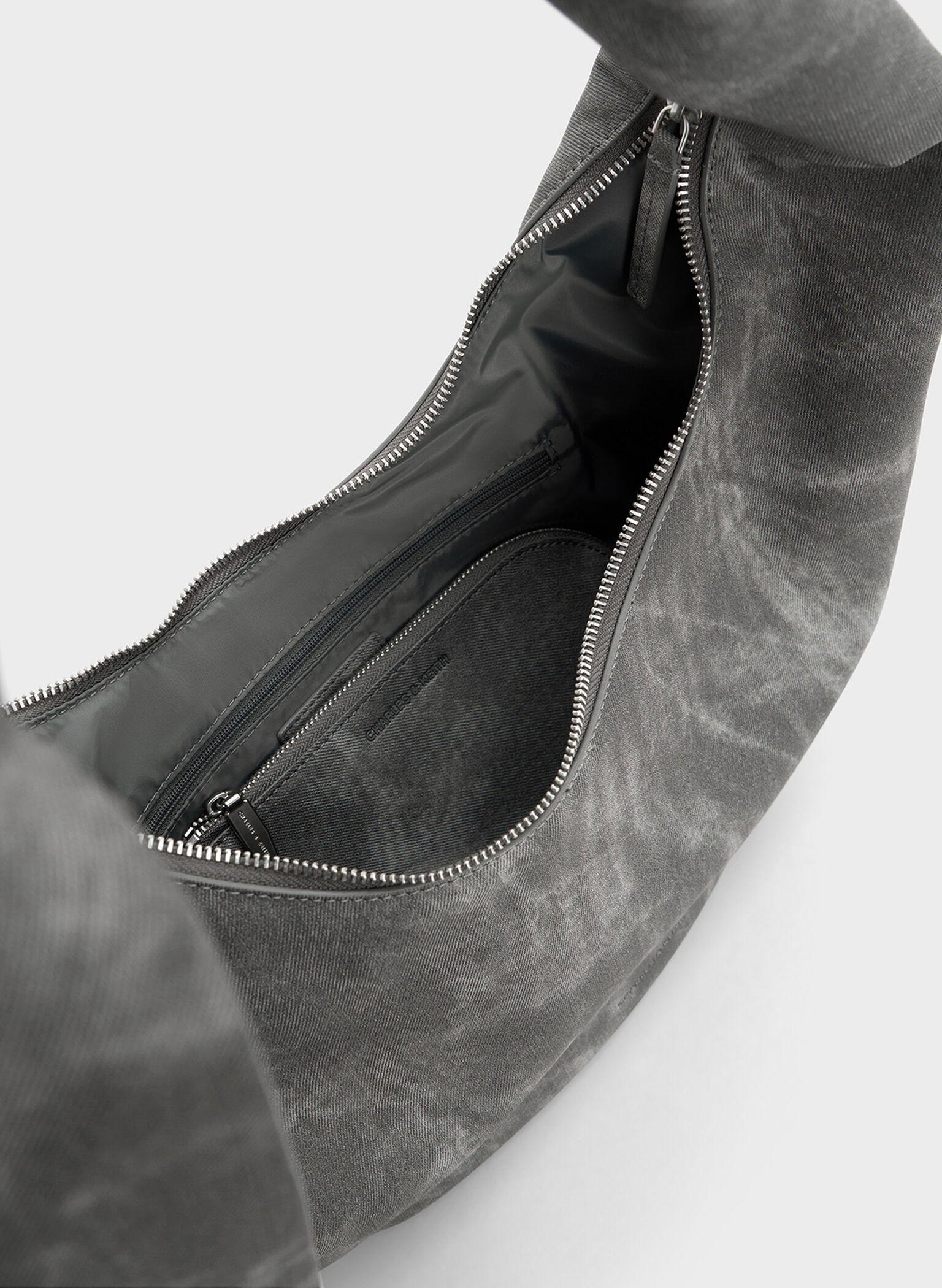 Bolso hobo curvo Toni de denim con detalles de nudos, Gris oscuro, hi-res