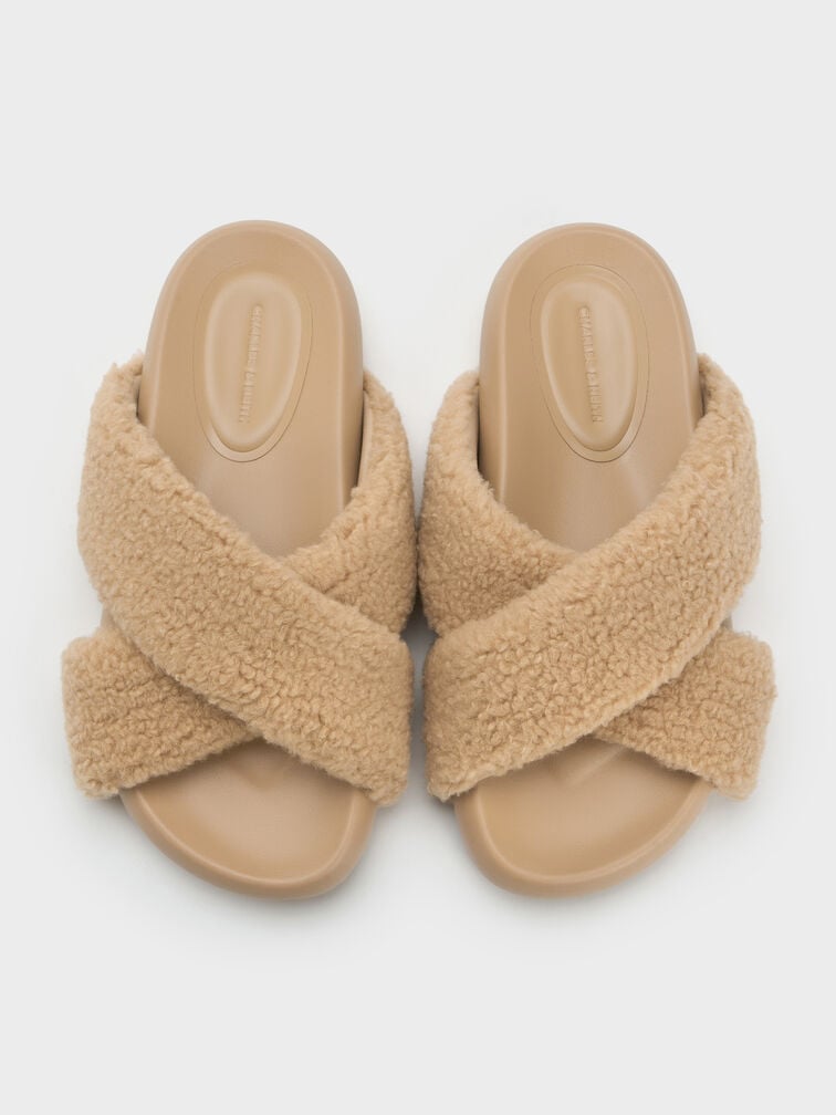Sandalias tipoc chancla Lumi con tiras cruzadas en borregito sintético, Marrón, hi-res