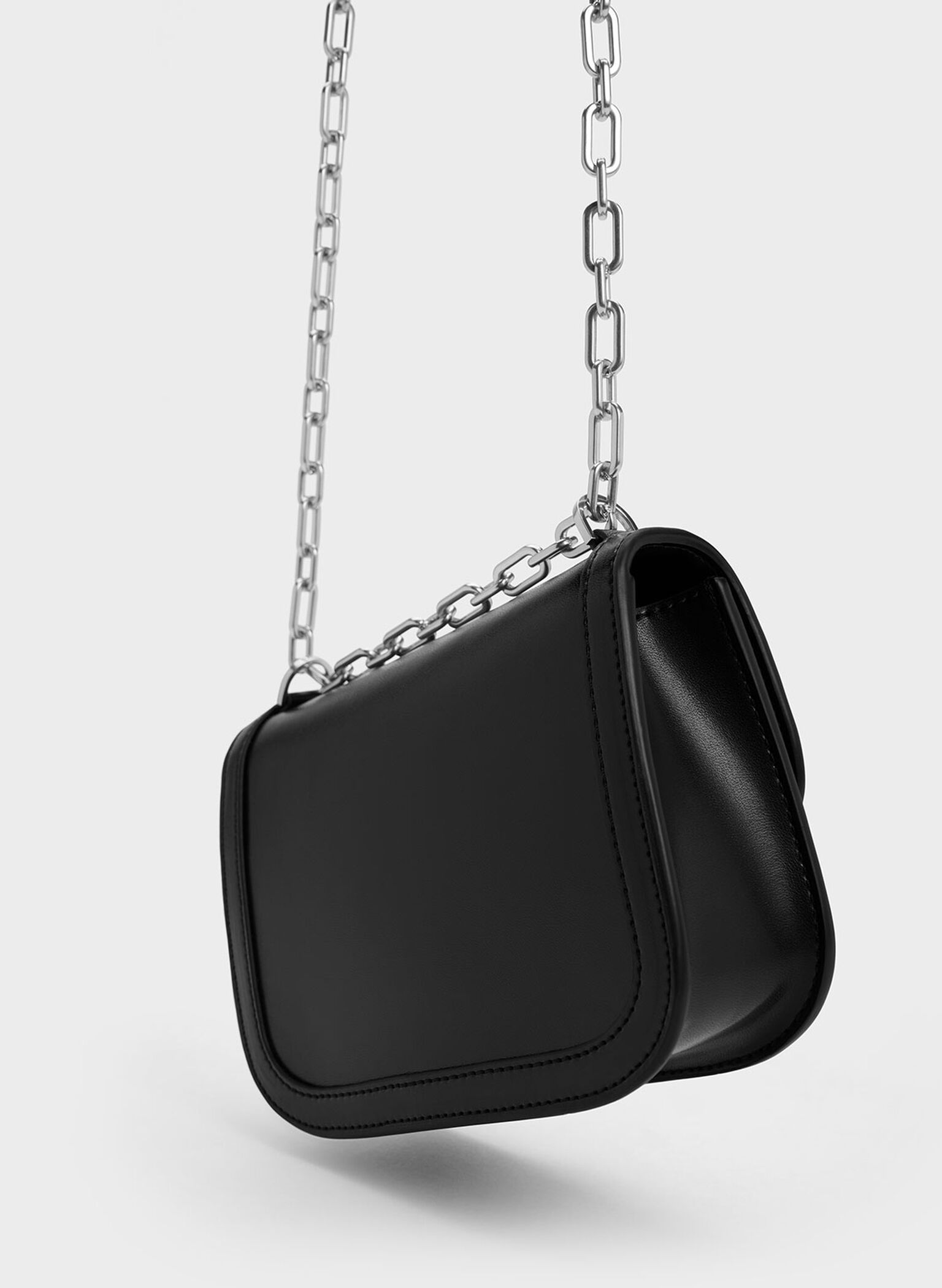 Bolso Charlot con correa de cadena, Negro, hi-res