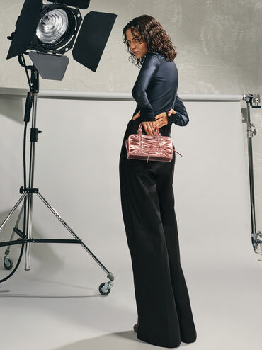 Bolso tipo bowling fruncido Kadee metalizado con detalle de colgante de lazo, Aura Pink, hi-res