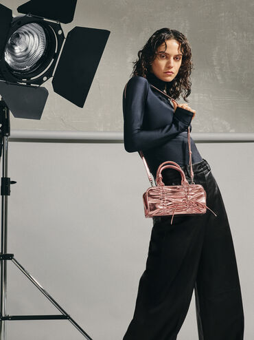 Bolso tipo bowling fruncido Kadee metalizado con detalle de colgante de lazo, Aura Pink, hi-res