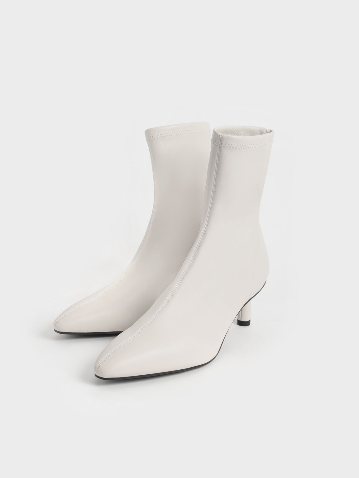 Cylinder heel clearance ankle boots