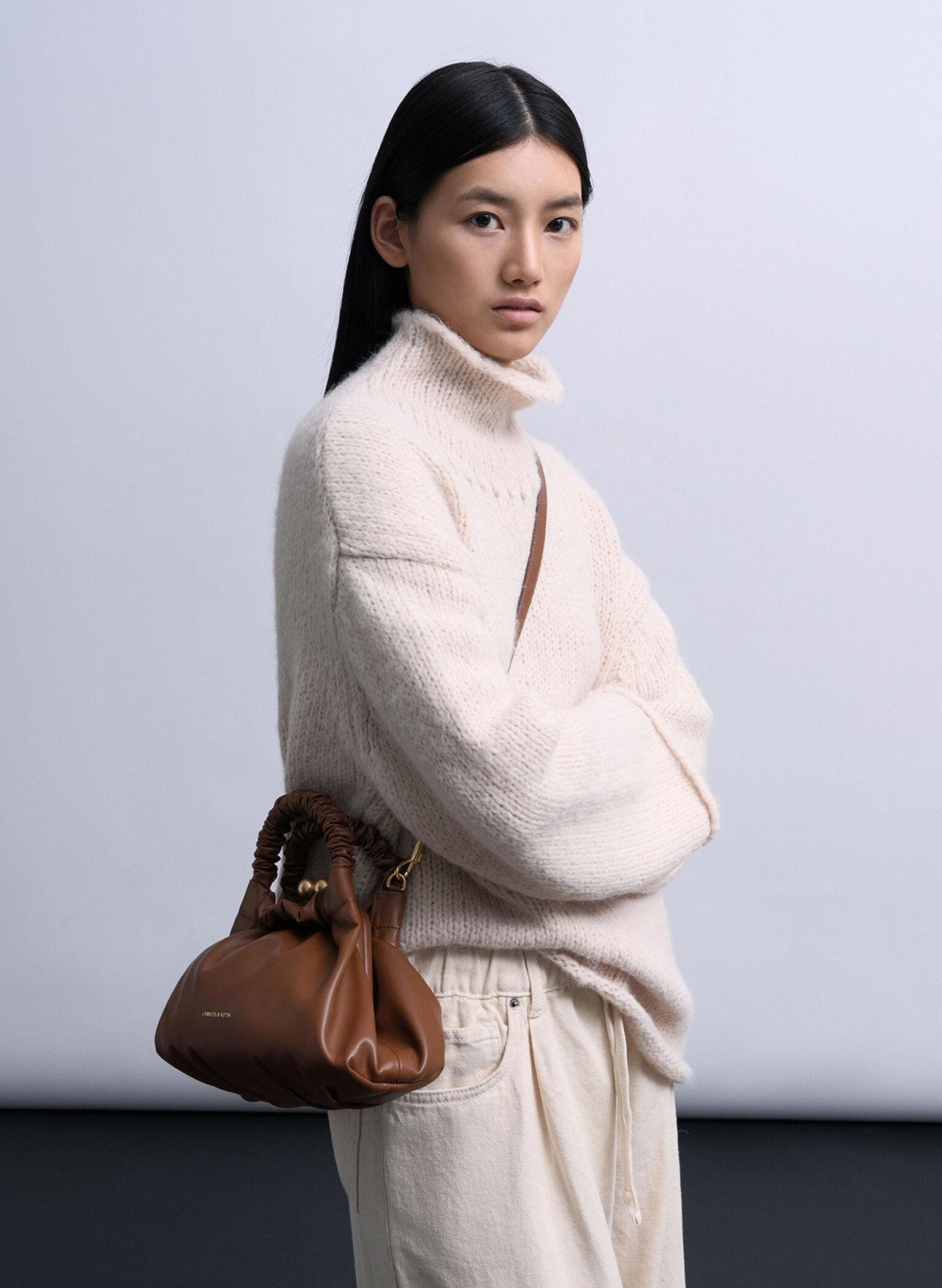Bolso trapecio Eve con asa efecto arrugado, Marrón chocolate, hi-res