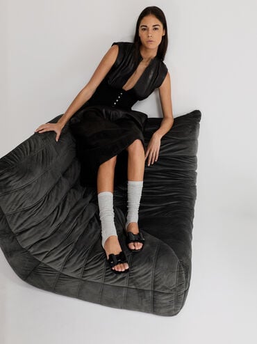 Sandalias tipo chancla Lu de charol con lazo, Charol negro, hi-res