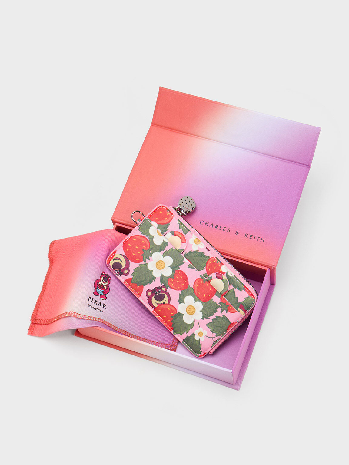 CHARLES & KEITH 皮克斯熊抱哥系列：草莓造型拉鍊卡夾, 混色, hi-res