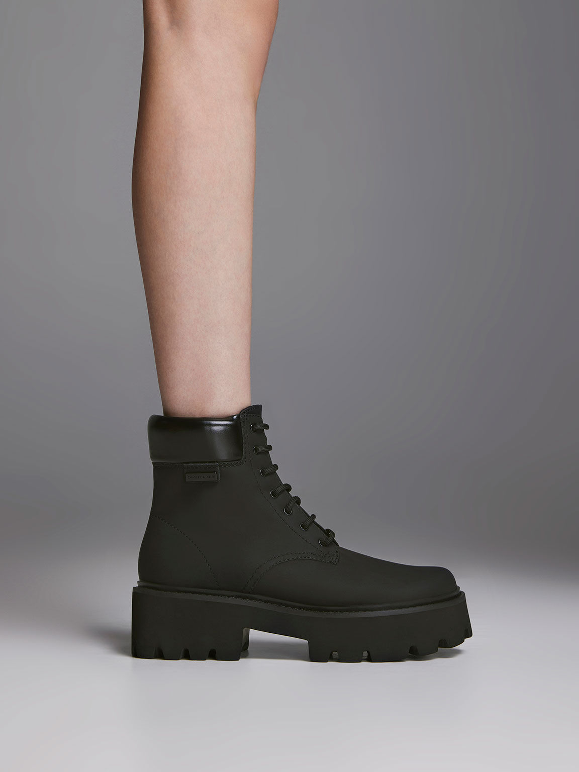 Botines Ripley con suela estriada Negro