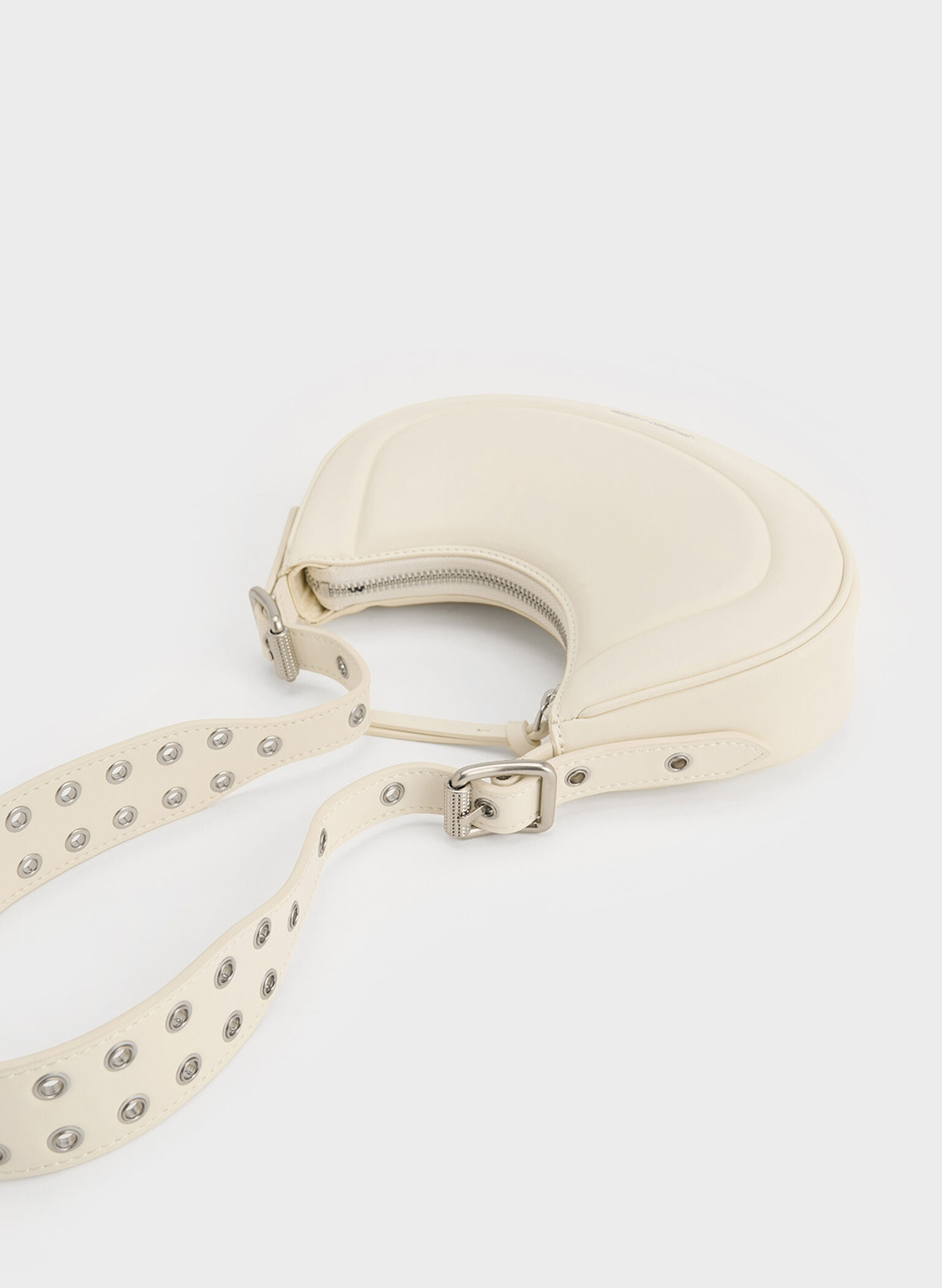 Bolso curvo Petra con correa de ojal, Crema, hi-res