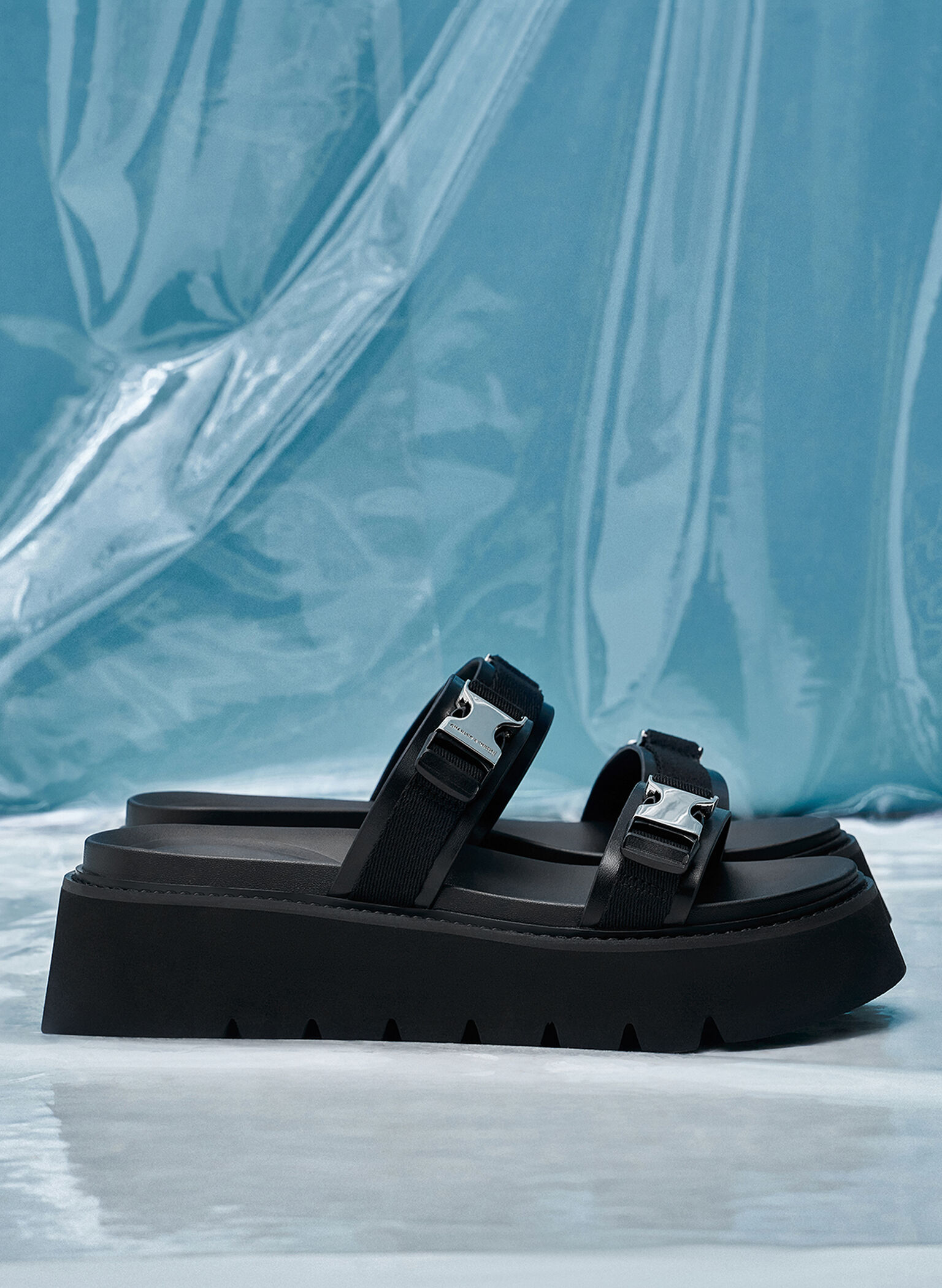 Sandalias de plataforma plana Laine con hebilla metálica, Negro, hi-res