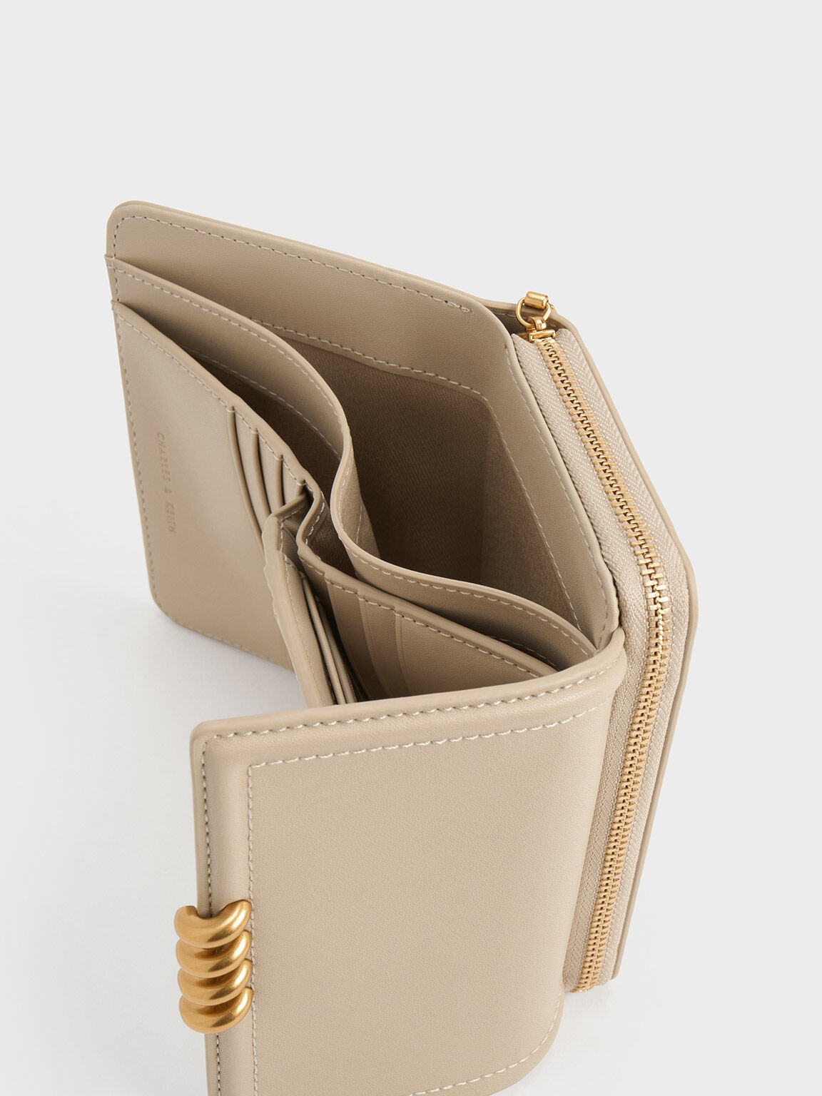 Osiris 金屬環摺叠短夾(米黃色) | 皮夾- CHARLES & KEITH TW