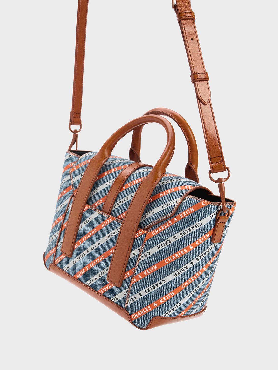Bolso Tote Trapecio Dua de Mezclilla a Rayas con Hebilla, Multi, hi-res