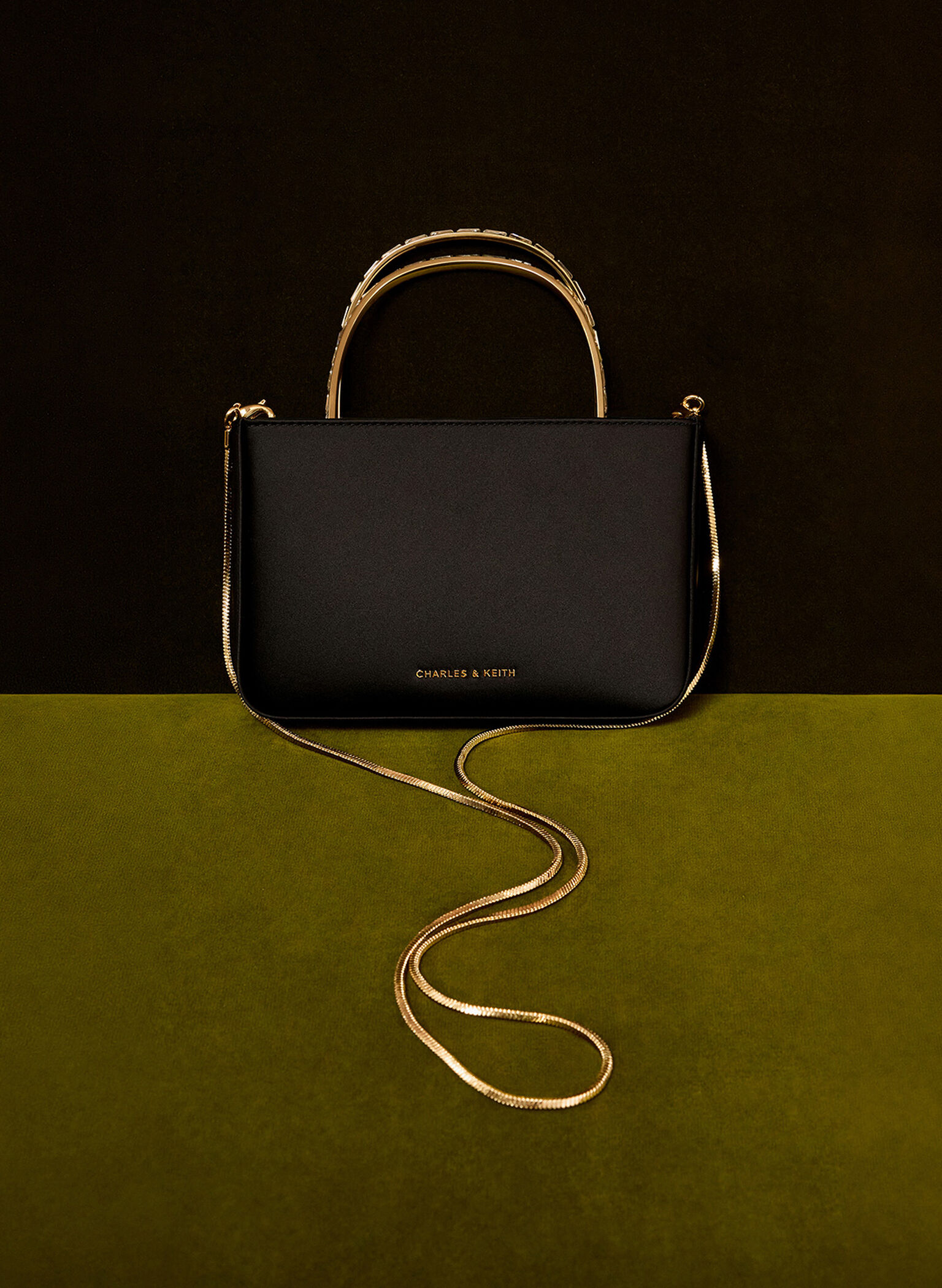 Bolso de raso con asa superior con cadena y adornos de cristal, Negro, hi-res