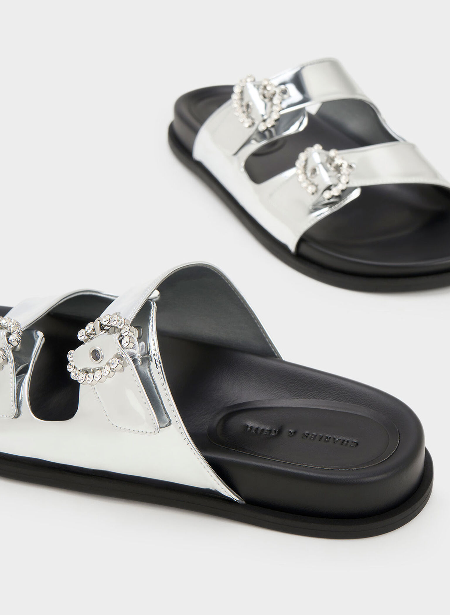 Sandalias adornadas de poliéster reciclado con hebilla, Plateado, hi-res