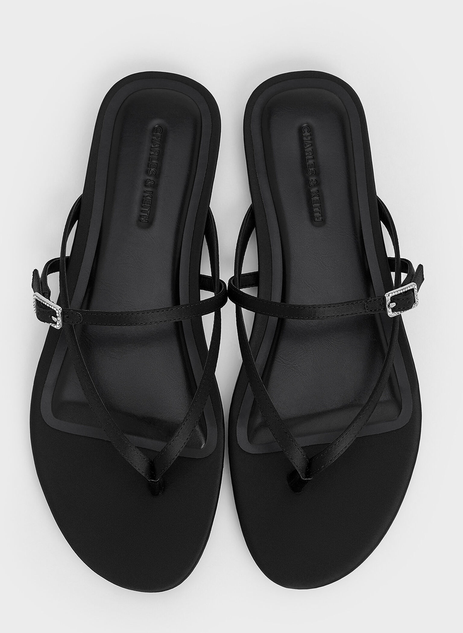 Sandalias de satén con tiras y hebilla de cristal, Negro texturizado, hi-res