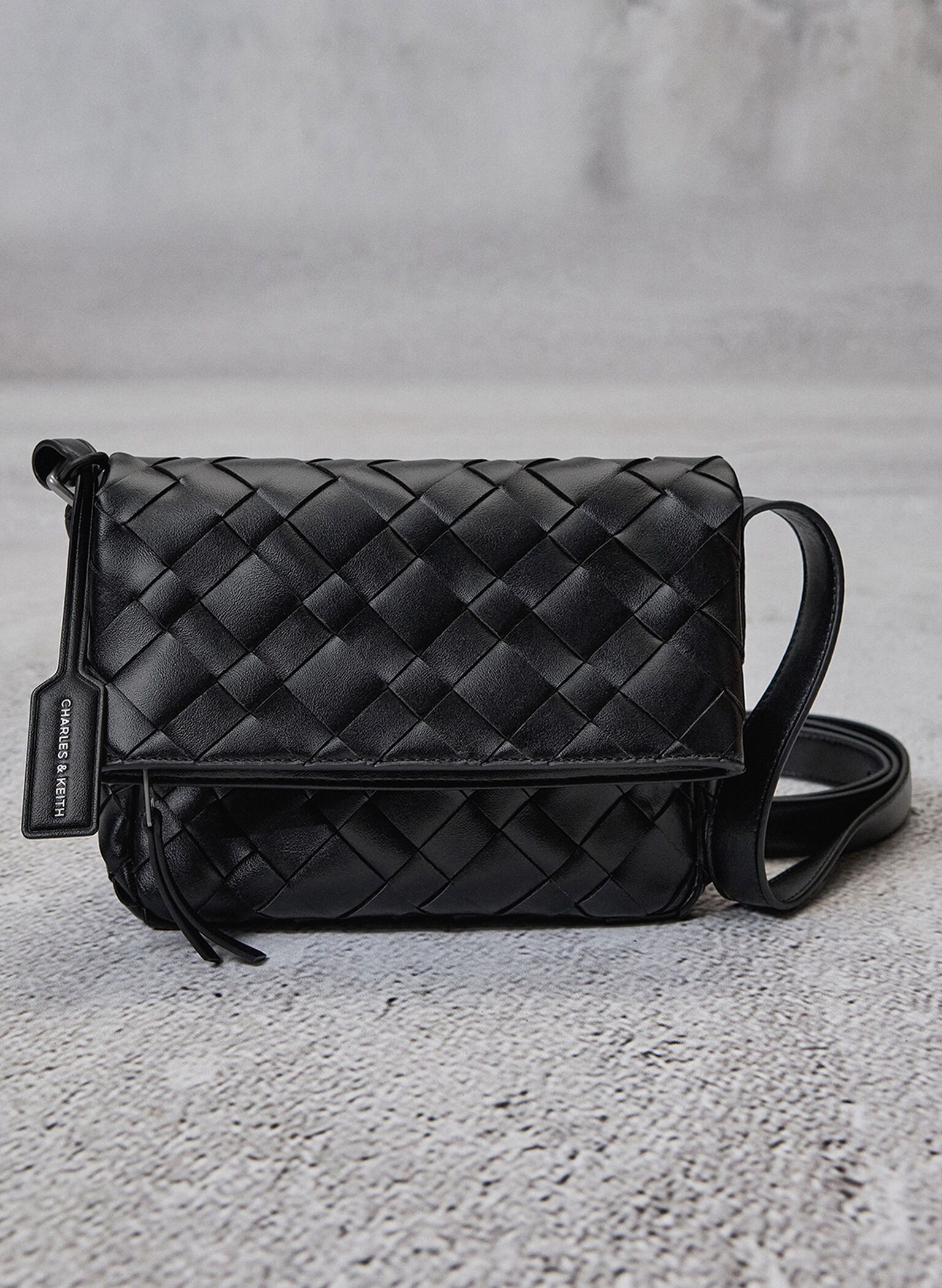 Bolso entrelazado tipo bandolera con solapa delante Ivette, Noir, hi-res