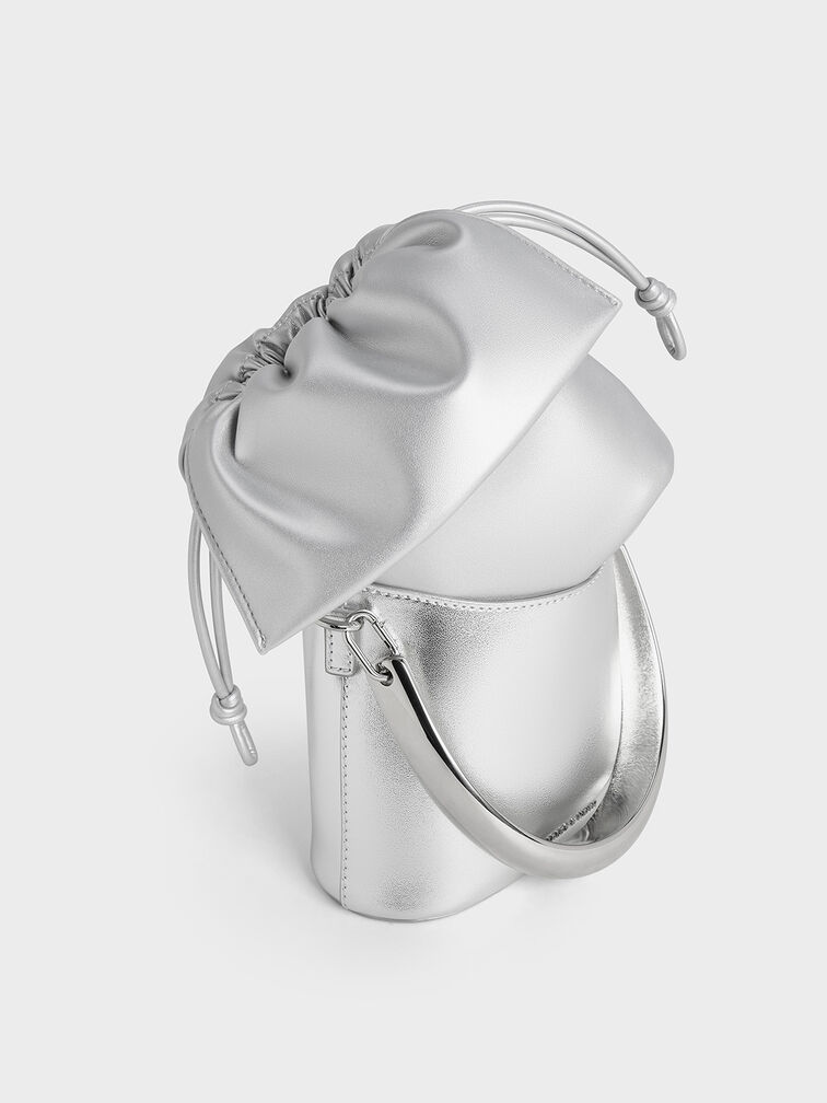 Bolso metálico con cordón y solapa fruncida, Plateado, hi-res